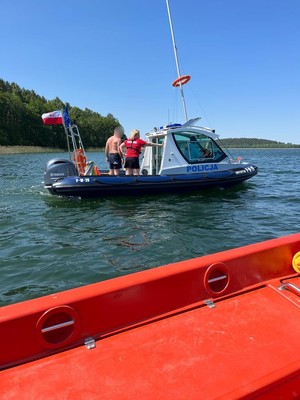 na wodzie łódź policyjna na łodziach osoby w wodzie żaglówka