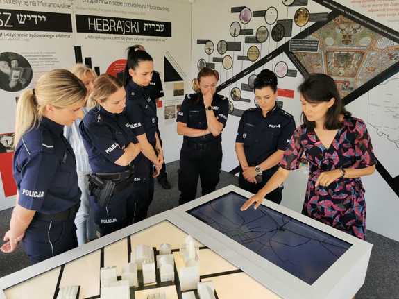 policjanci w muzeum Polin