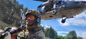 Ćwiczenia kontrterrorystów z policyjnym Black Hawk