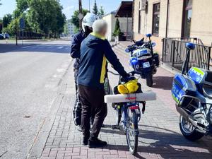 policjanci kontrolują kierowców jednośladów