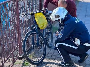 policjanci kontrolują kierowców jednośladów