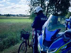 policjanci kontrolują kierowców jednośladów
