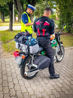 policjanci kontrolują kierowców jednośladów