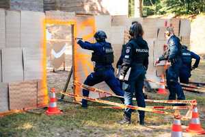 policjacni podczas zawodów