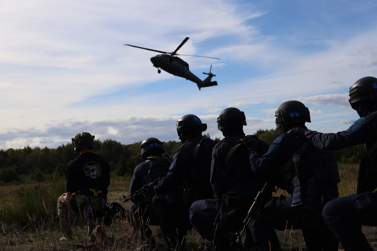 "STAL 2025" - ćwiczenia policjantów z Oddziału Prewencji Policji w Białymstoku i podlaskich kontrterrorystów