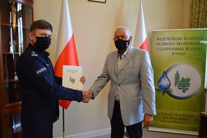 Zdjęcie przedstawia podpisywanie umowy przez Zastępcę Komendanta Wojewódzkiego w Opolu insp. Rafała Stanisławskiego.