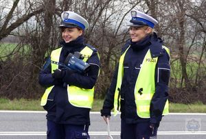 dwie policjantki stoją obok siebie