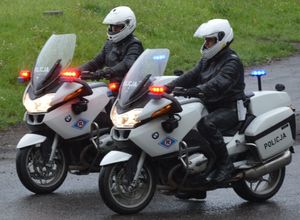 2 policjantów jedzie obok siebie na motocyklach