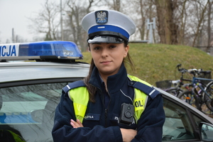 policjantka stoi przy radiowozie