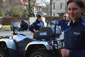 policjanci stoja przy motocyklu