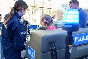 policjantka przy quadzie na którym siedzi dziecko