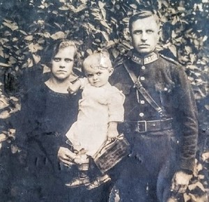 Zdjęcie sierż. Piotra Jesienia z rodziną