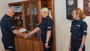 Komendant Wojewódzki Policji w Opolu wręcza list gratulacyjny policjantce