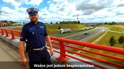 policjant na moście nad autostradą