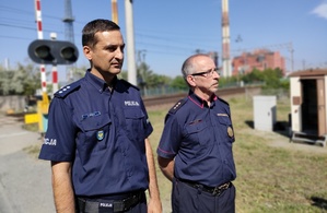 policjant stoi obok f-sza SOK