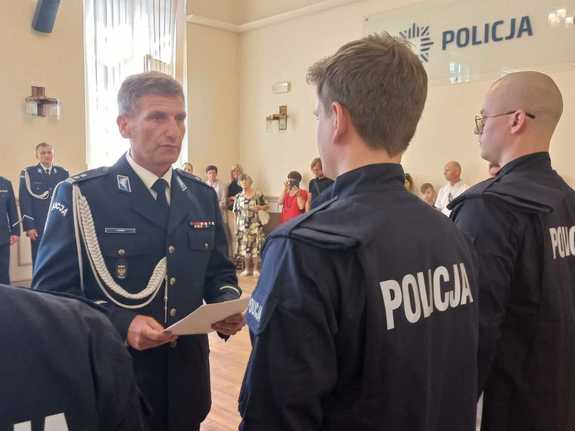 zastępca komendanta wręcza akt mianowania policjantowi