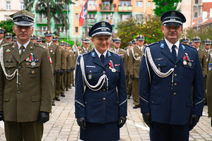 Zdjęcie przedstawia policjantów stojących w szeregu.