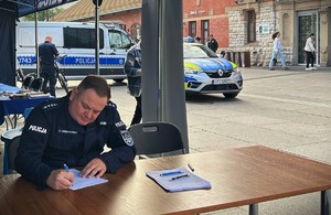 policjant wypisujący formularz