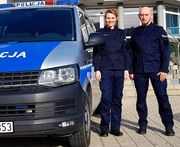 zdjęcie kolorowe: przy radiowozie policyjnym stoi st. sierż. Monika Łyko i asp. Krzysztof Babisz