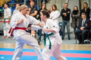 Zawodniczki karate walczą ze sobą na macie