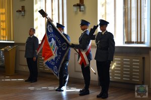 policjanci z pocztu sztandarowego oddają honory podczas hymnu Polski