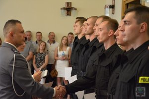 insp. Adam Tychowicz gratuluje policjantom i wręcza im akty mianowania