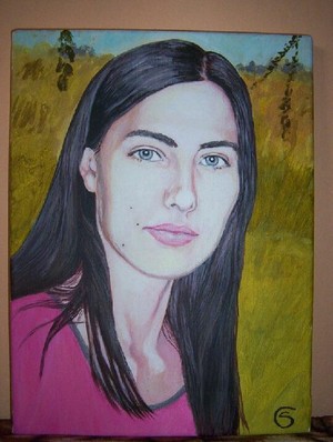 portret - kobieta z czarnymi włosami i różową bluzą