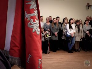 sztandar KWP Opole, w tle goście zaproszeni na uroczystość