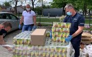 Policjanci pomagali przy rozładunku żywności dla potrzebujących