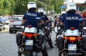 policyjne motocykle zabezpieczające wyścig
