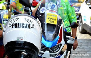 kask z napisem policja w tle motocykl organizatorów