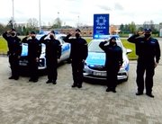 8 policjantów stoi obok siebie i oddaje honory