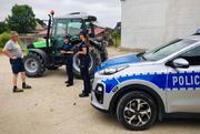 Policjanci rozmawiają z rolnikiem o bezpieczeństwie