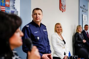 Zastępca Komendanta Wojewódzkiego Policji w Kielcach podinsp. Andrzej Patrzałek oraz Naczelnik Laboratorium Kryminalistycznego