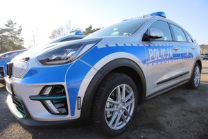 Nowe elektryczne radiowozy marki Kia Niro w policyjnych barwach.